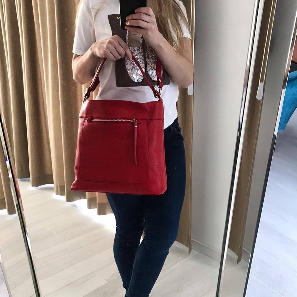červena kožena kabelka od Emotys
