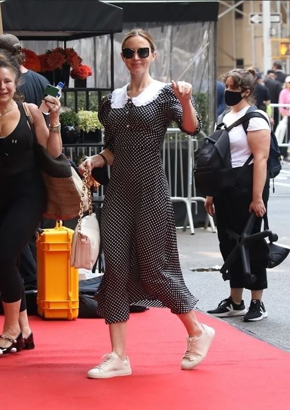 outfit bíle tenisky a kožené kabelky podle celbrít